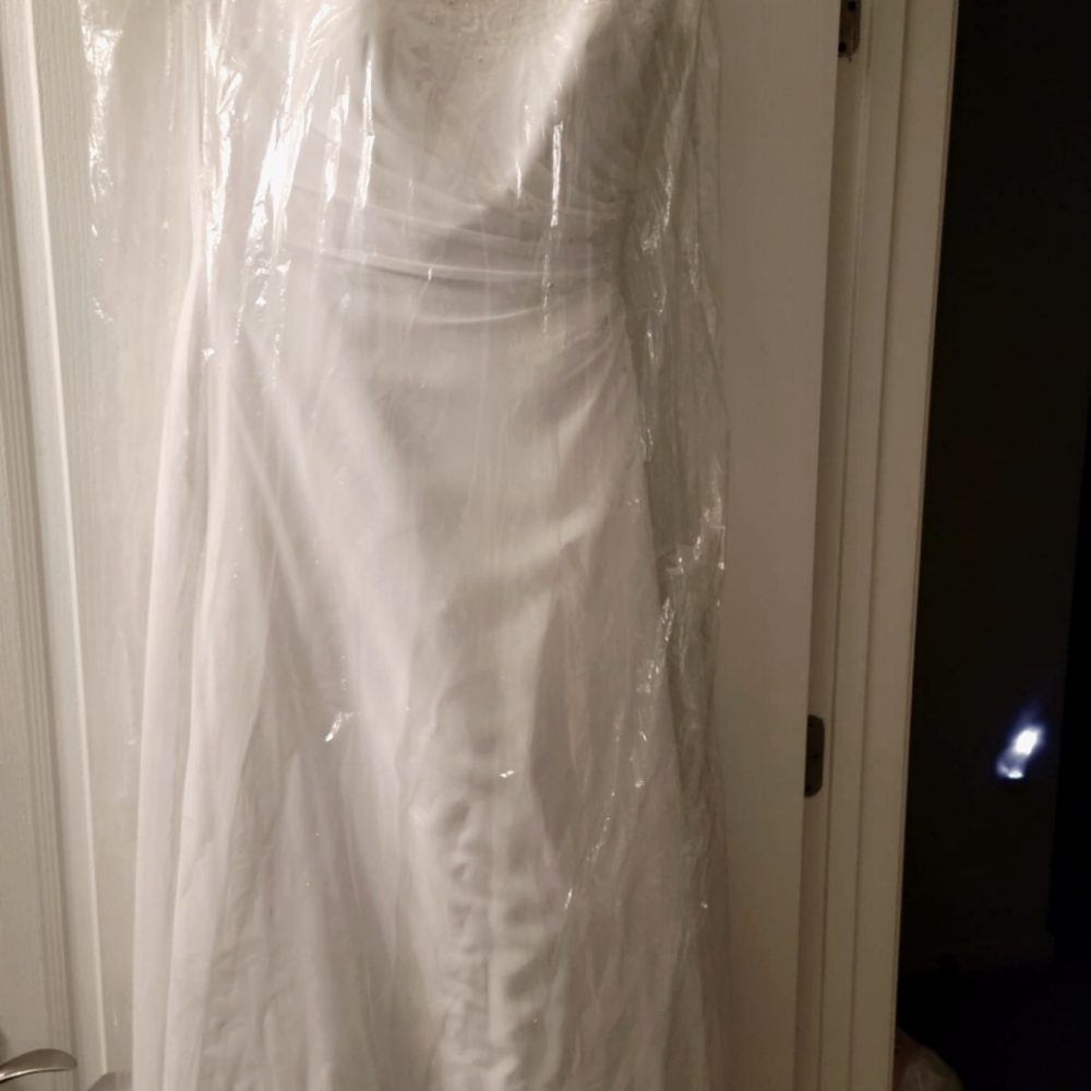 Sweetheart neckline wedding dress. Never worn